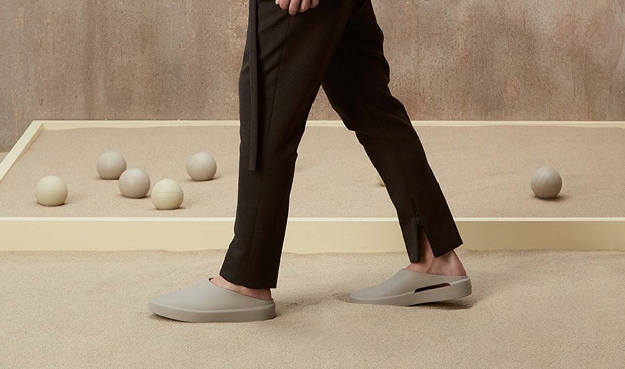 Slip-on Fear of God dengan Desain yang Simpel Banget